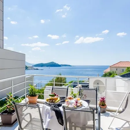 & Lady O Πανσιόν Ντουμπρόβνικ