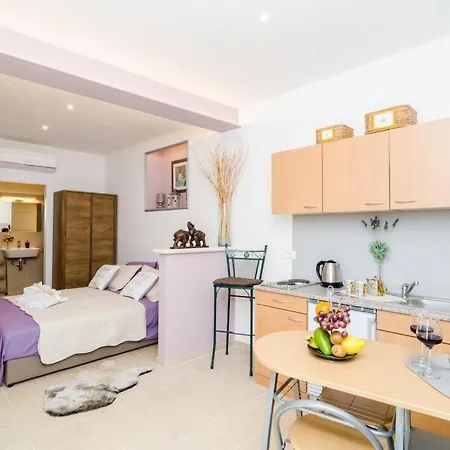 Πανσιόν & Lady O 3*