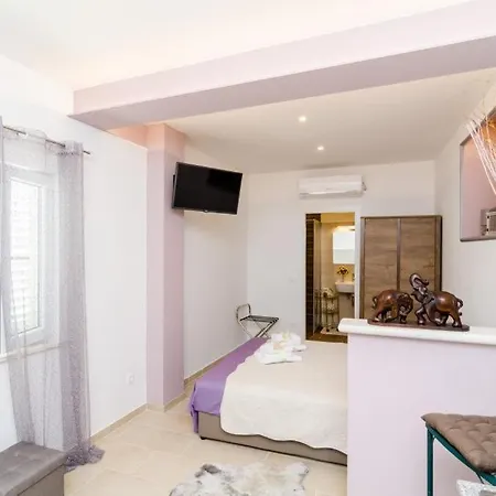 Πανσιόν & Lady O 3*