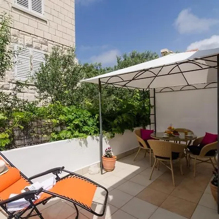 & Lady O Vendégház